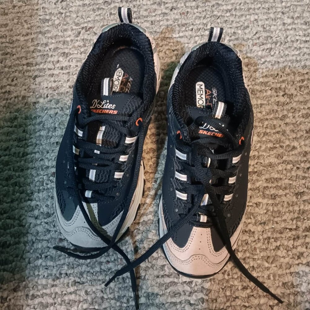 woman's lavender and navy Skechers size 6